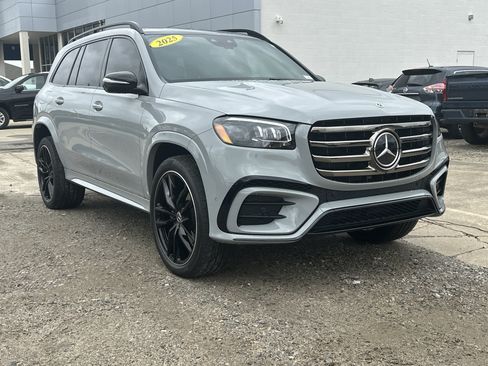 Used 2025 Mercedes-Benz GLS 450 4MATIC image 3