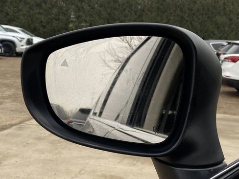 Used 2023 Chrysler Pacifica Touring-L FWD image 9
