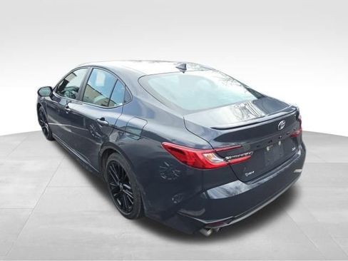 Used 2025 Toyota Camry SE image 3