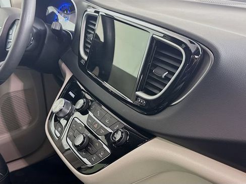 Used 2023 Chrysler Pacifica Touring-L FWD image 41