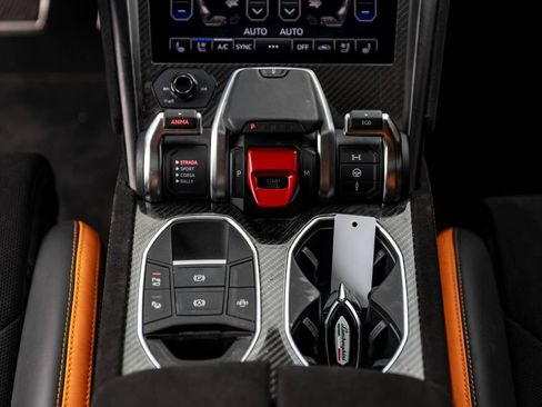 Used 2024 Lamborghini Urus Performante AWD/4WD image 14