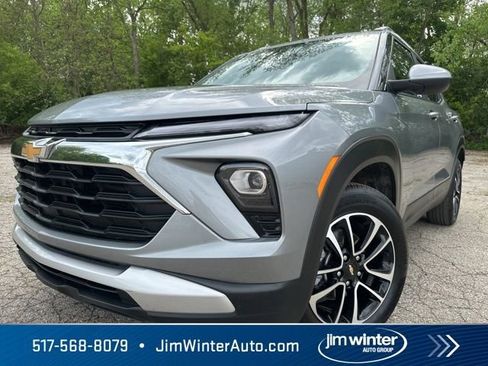 Used 2025 Chevrolet TrailBlazer LT AWD/4WD image 2