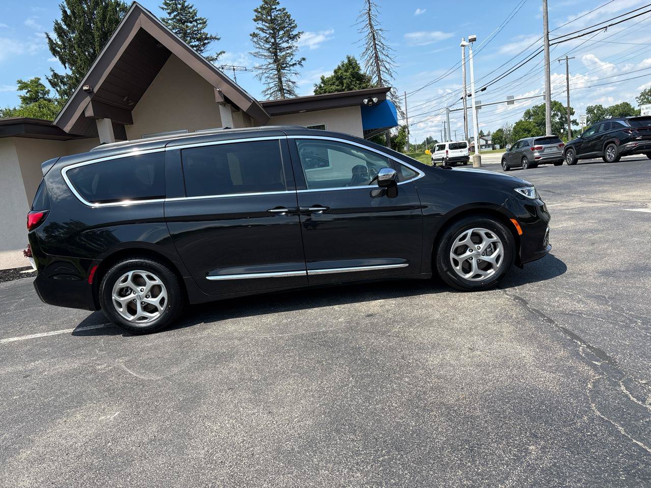 Used 2023 Chrysler Pacifica Limited FWD image 4