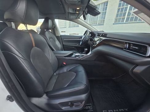 Used 2020 Toyota Camry XLE w/ Sunroof Package FWD image 14
