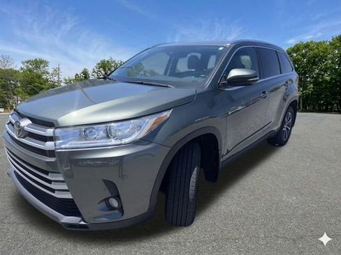 Used 2017 Toyota Highlander XLE w/ Carpet Mat Package AWD/4WD image 4