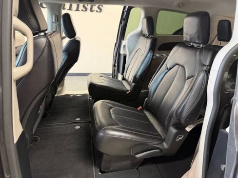 Used 2023 Chrysler Pacifica Touring-L FWD image 27