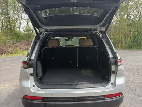 Used 2024 Jeep Grand Cherokee Limited w/ Black Appearance Package image 28