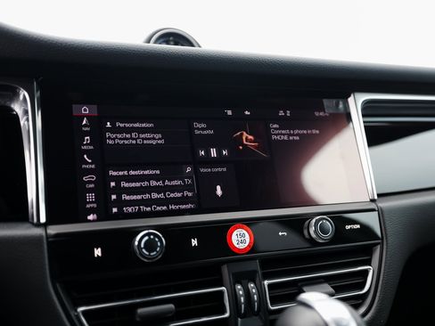 Certified 2025 Porsche Macan image 18