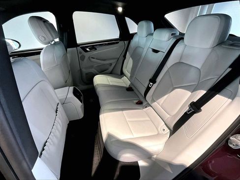 Used 2025 Porsche Macan image 31
