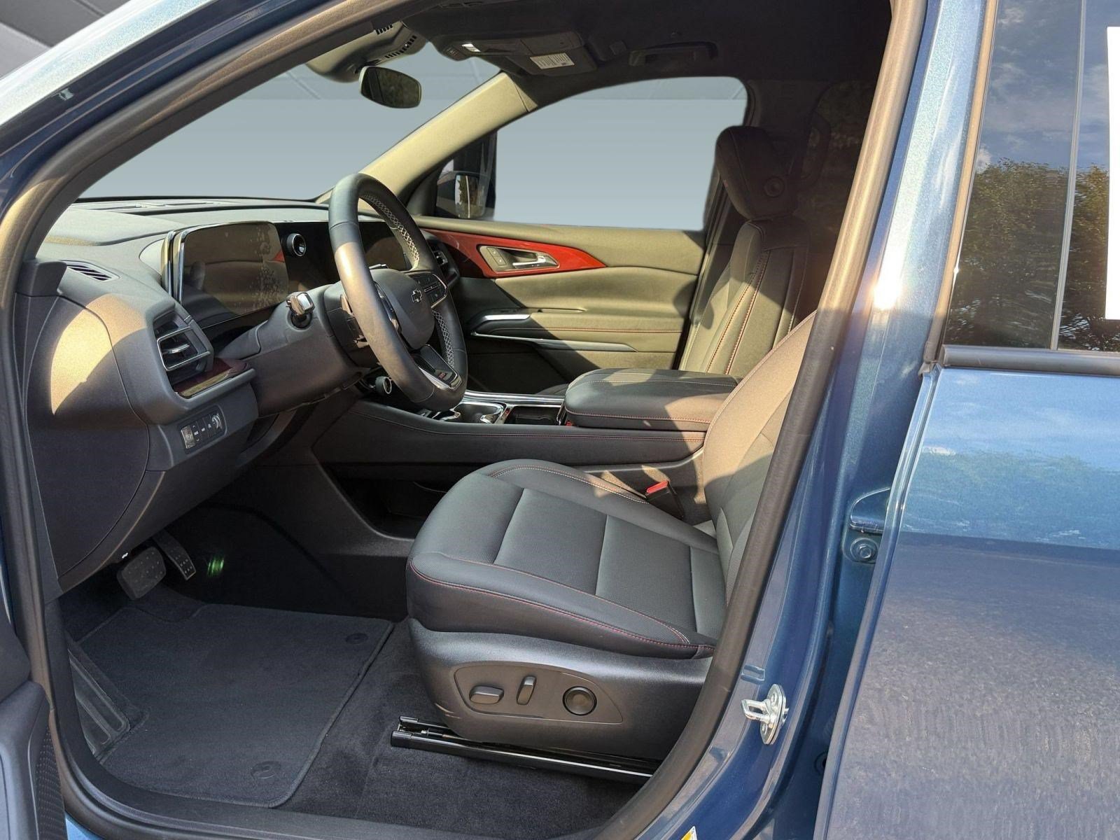 Used 2025 Chevrolet Traverse Z71 w/ Driver Confidence Package AWD/4WD image 5