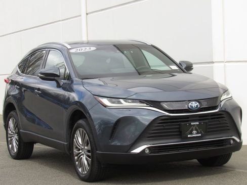 Used 2023 Toyota Venza XLE image 2