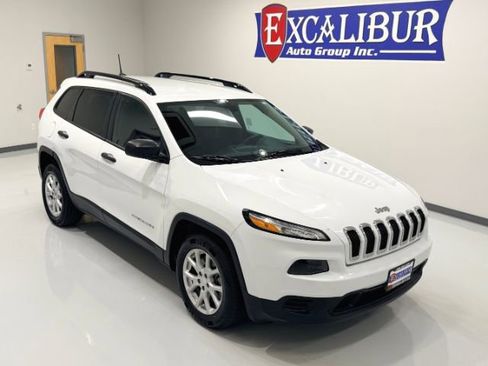 Used 2016 Jeep Cherokee Sport image 2