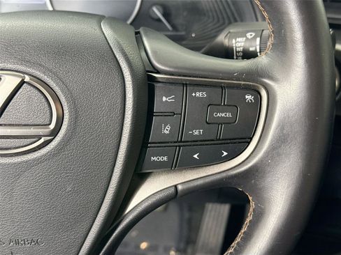 Used 2020 Lexus UX 200 image 16