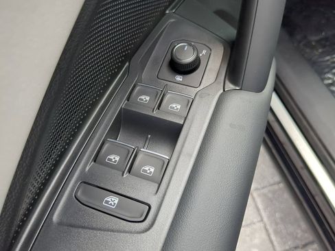 New 2026 Volkswagen Tiguan SE FWD image 18