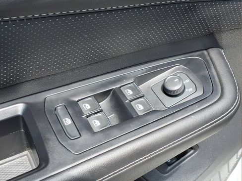 Used 2025 Volkswagen Atlas SE FWD image 19