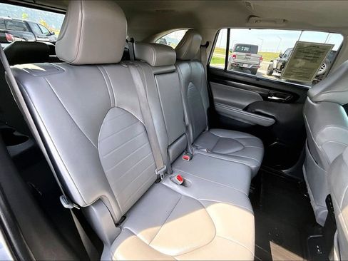 Used 2022 Toyota Highlander XLE AWD/4WD image 27