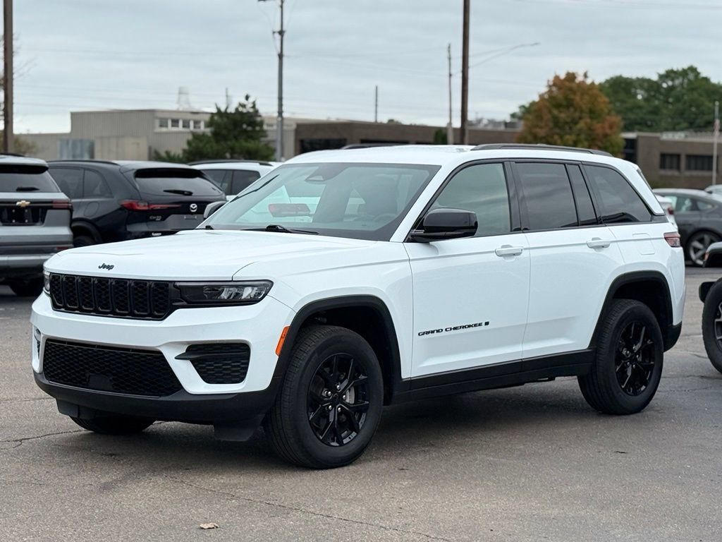 Used 2025 Jeep Grand Cherokee Altitude AWD/4WD image 39