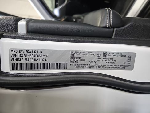 Used 2023 Jeep Grand Cherokee Limited w/ Black Appearance Package image 35