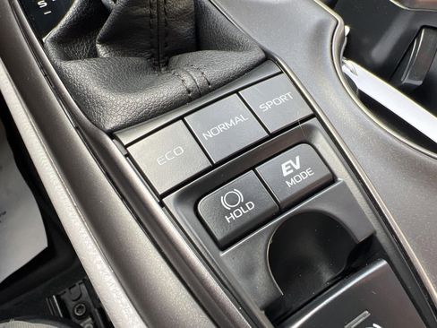 Used 2024 Toyota Camry SE image 25