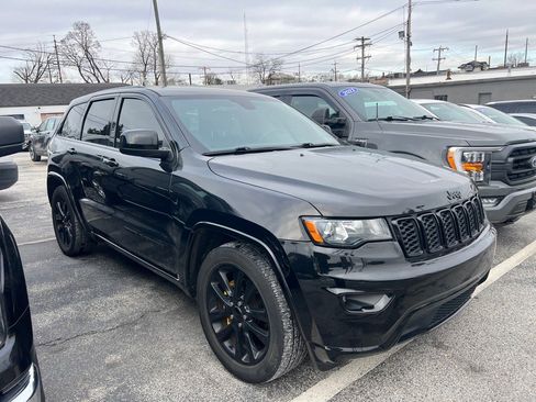 Used 2017 Jeep Grand Cherokee Altitude image 3