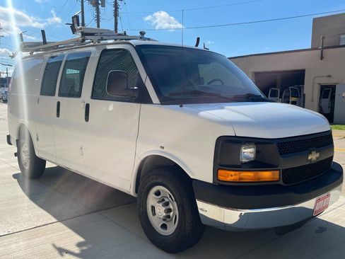 Used 2015 Chevrolet Express 2500 image 3