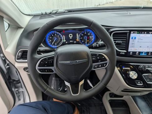 Used 2024 Chrysler Pacifica Touring-L image 10