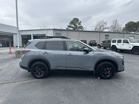 Used 2025 Nissan Rogue SV image 10