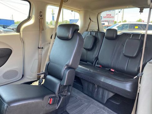 Used 2017 Chrysler Pacifica Touring-L w/ Safetytec Group FWD image 16