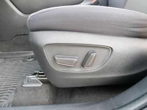 Used 2023 Toyota Highlander FWD image 18