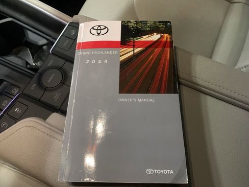 Used 2024 Toyota Grand Highlander Limited image 33