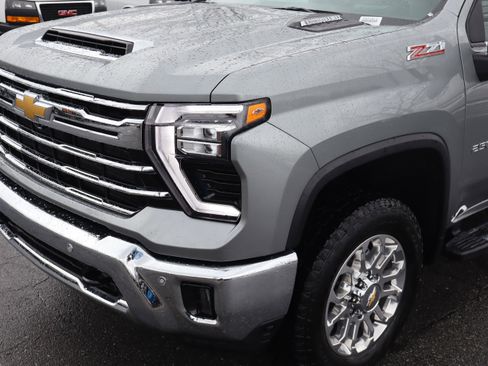 Used 2025 Chevrolet Silverado 2500 LTZ w/ LTZ Plus Package image 6