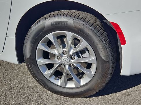 New 2026 Chrysler Pacifica Select image 13