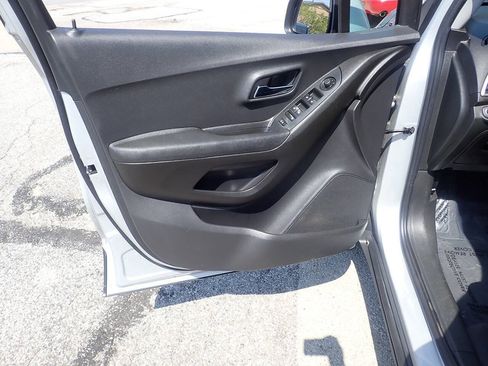 Used 2019 Chevrolet Trax LS FWD image 10