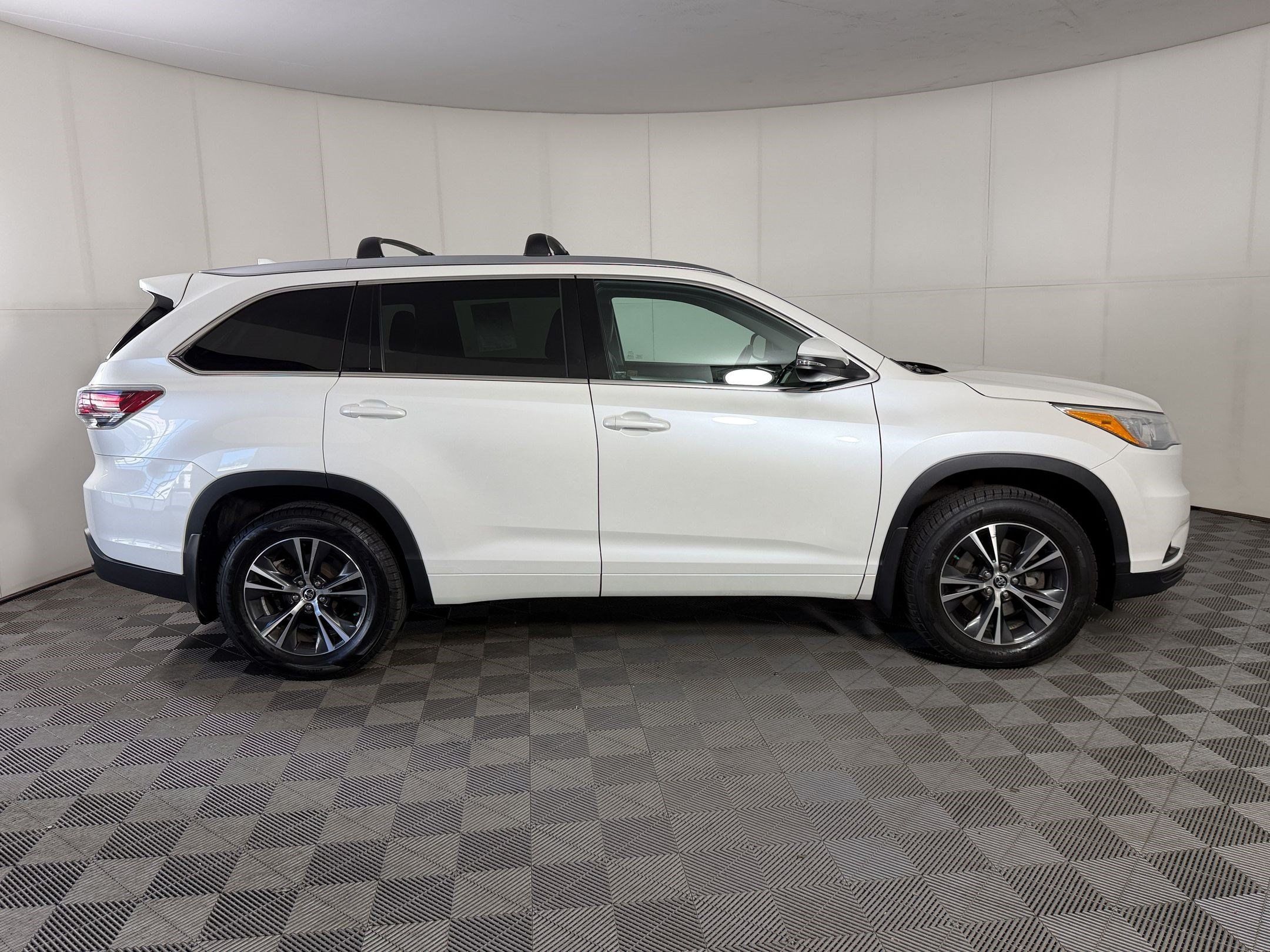 Used 2016 Toyota Highlander XLE AWD/4WD image 8