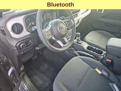 Used 2025 Jeep Wrangler Unlimited Sahara image 11