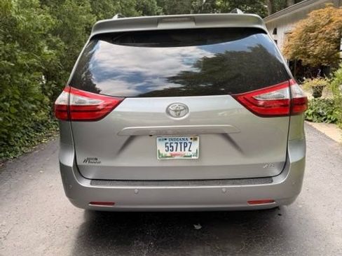 Used 2017 Toyota Sienna XLE w/ XLE Navigation Package FWD image 3