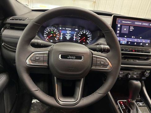 Used 2026 Jeep Compass Latitude AWD/4WD image 13