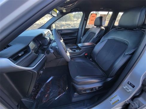 Used 2024 Jeep Grand Cherokee Altitude image 11