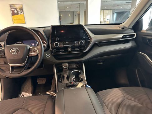 Used 2025 Toyota Highlander LE image 37