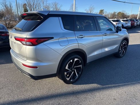 Used 2024 Mitsubishi Outlander SE image 4