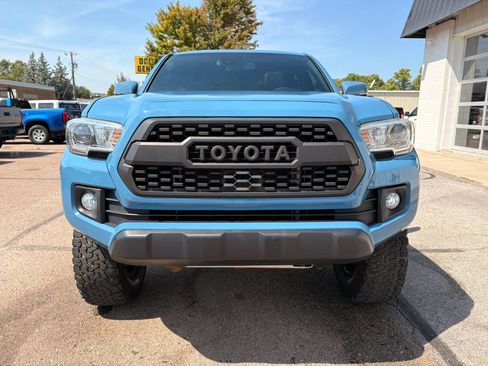 Used 2019 Toyota Tacoma TRD Off-Road w/ TRD Premium Off Road Package AWD/4WD image 3