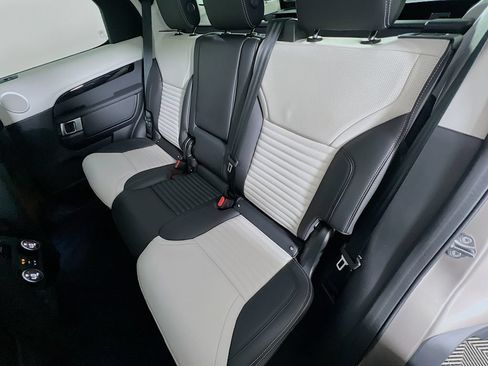 Used 2025 Land Rover Discovery S AWD/4WD image 26