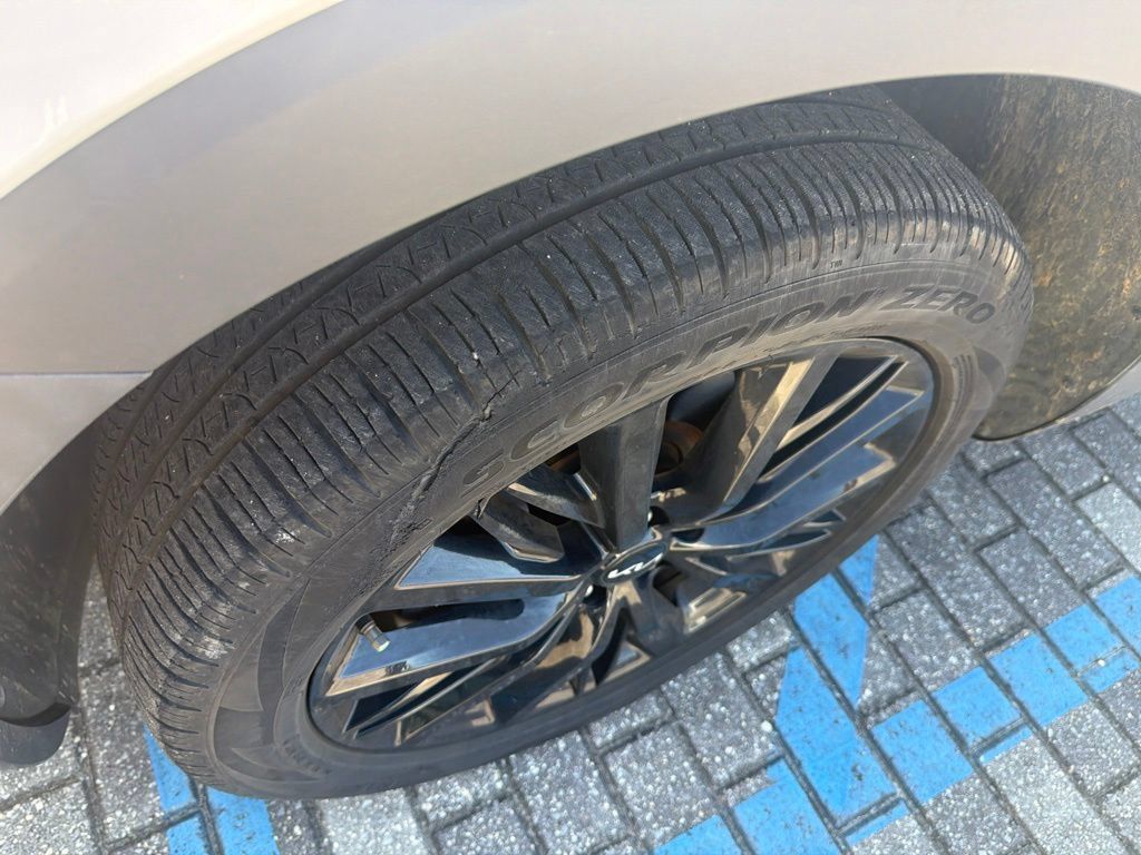 Used 2022 Kia Telluride SX FWD image 3
