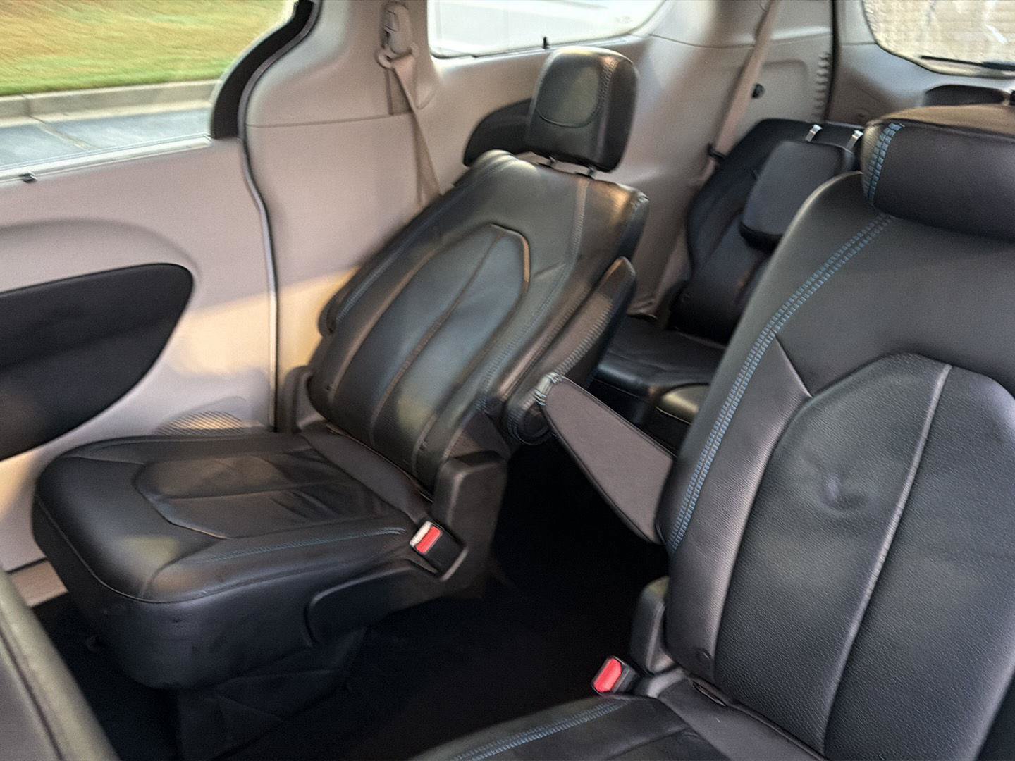 Used 2021 Chrysler Pacifica Touring-L FWD image 31
