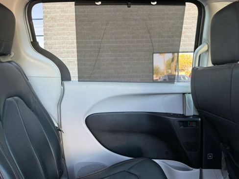 Used 2019 Chrysler Pacifica Touring-L image 35