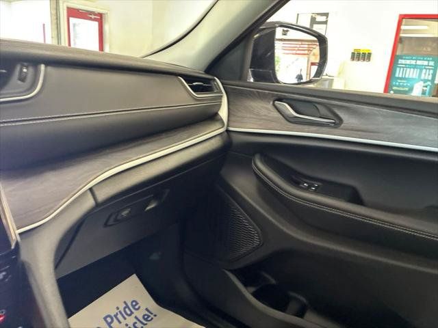 Certified 2024 Jeep Grand Cherokee Limited AWD/4WD image 45
