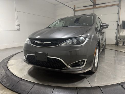 Used 2018 Chrysler Pacifica Touring-L image 3