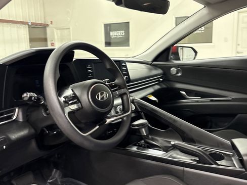 Used 2025 Hyundai Elantra SE image 6