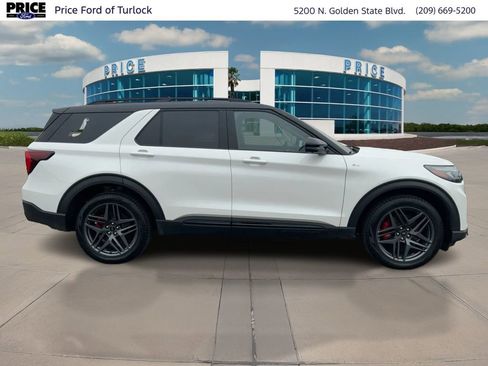 Used 2025 Ford Explorer ST-Line w/ ST-Line Street Pack image 4