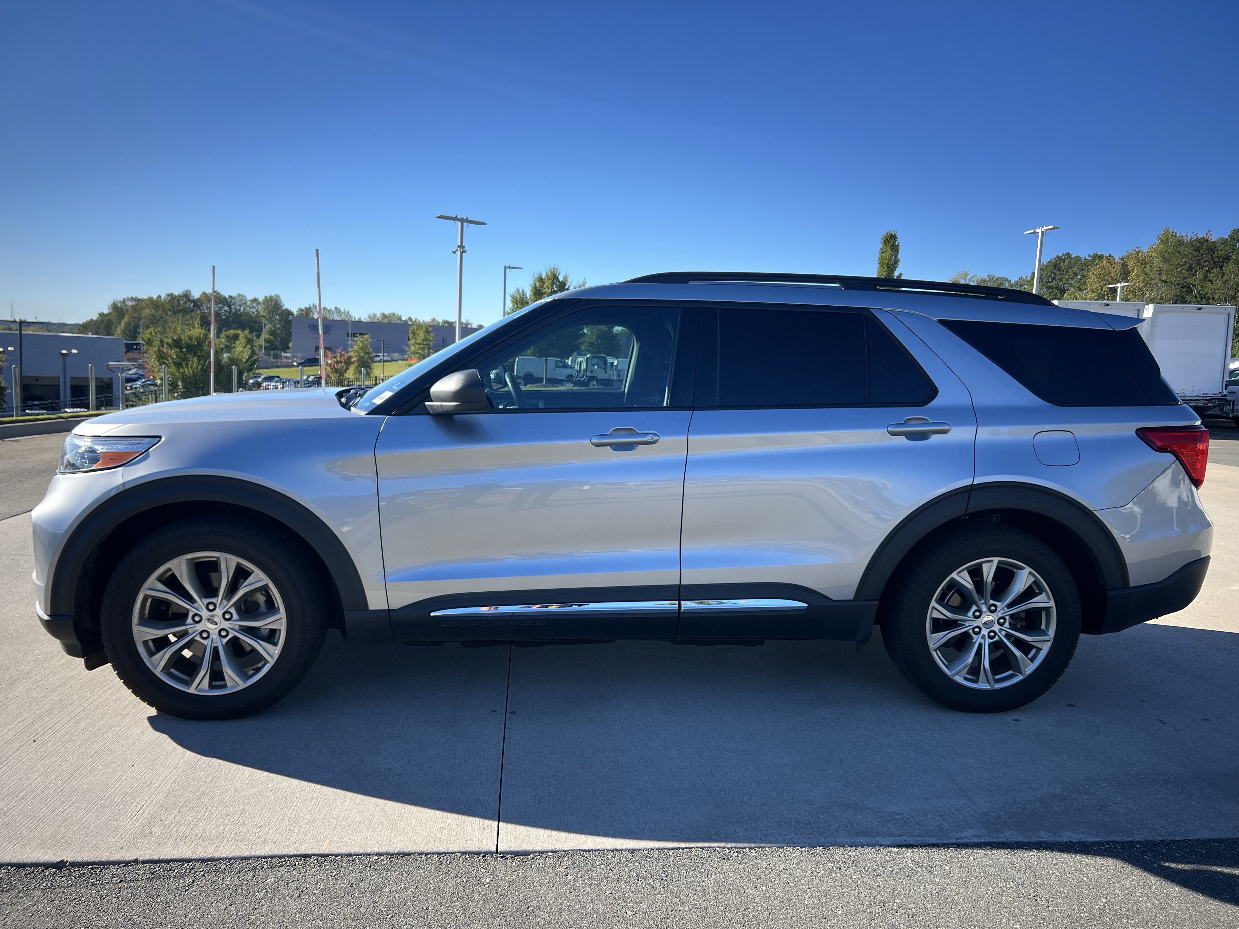 Used 2021 Ford Explorer XLT w/ Equipment Group 202A RWD image 5